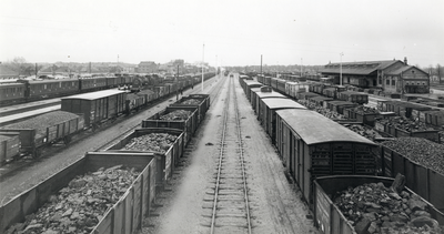 809794 Afbeelding van goederentreinen (kolentreinen) op het emplacement van het N.S.-station Winterswijk. Rechts op de ...